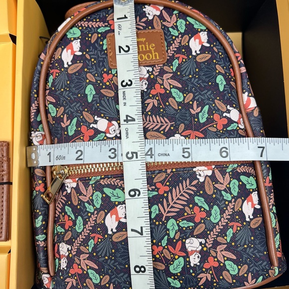 Winnie The Pooh 3 Piece Gift Set Mini Backpack ID Card And Keychain - Picture 2 of 12